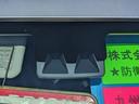 ＤＸ　衝突軽減ブレーキ／コーナーセンサー　新車保証書　Ｐ／Ｗ　キーレス　レーン逸脱警報　オートハイビーム　ドアバイザー　ハイルーフ　４人乗　オーバーヘッドコンソール　ゴムマット　アイドリングストップ　パワステ　オートライト　フルフラットシート　集中ドアロック（22枚目）