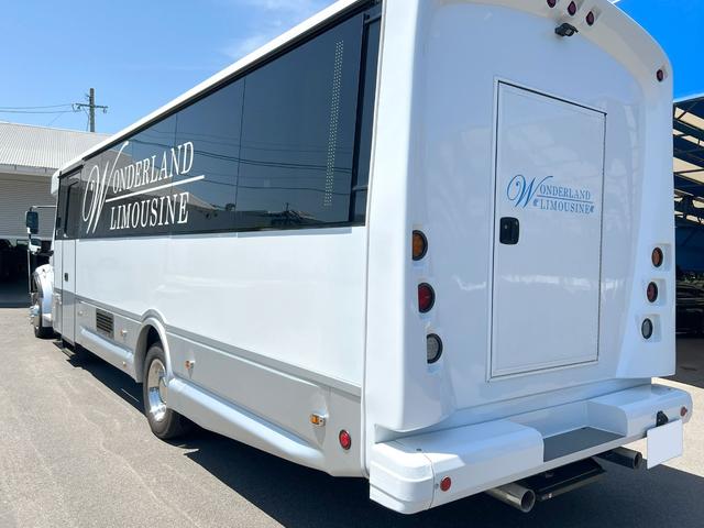 アメリカその他 　フレイトライナー　パーティバス　パーティバス／室内イルミネーション／後席モニター／バックカメラ／パナソニックストラーダ／フルセグＴＶ／ＤＶＤ再生可／ＥＴＣ／オペレーターマニュアル（日本語版）（17枚目）