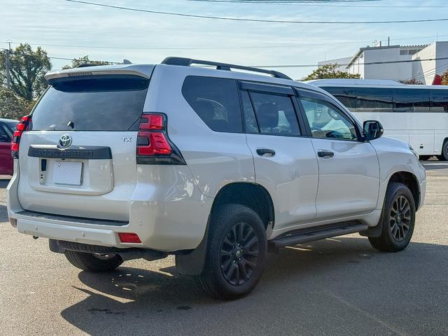ランドクルーザープラド TX Lパッケージ マットブラックエディション メーカーOP9型ディスプレイオーディオ/Tコネクトナビ/スーパーライブサウンド/マルチテレインモニター/IGLA2セキュリティ(キーフォグ2個付属)/7人乗り/ルーフレール(ブラック)/寒冷地仕様(8枚目)