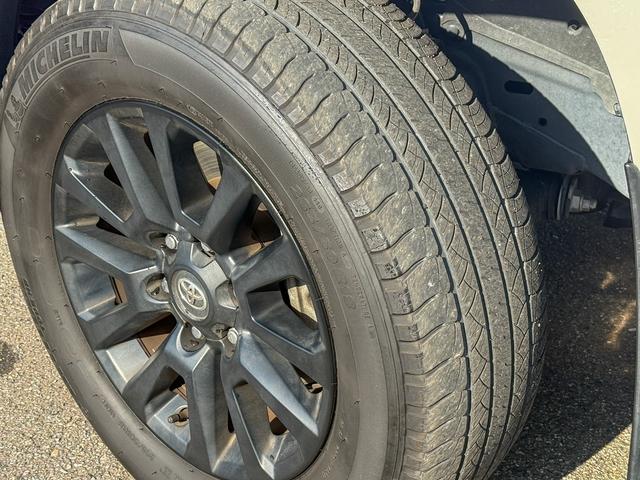 ランドクルーザープラド TX Lパッケージ マットブラックエディション メーカーOP9型ディスプレイオーディオ/Tコネクトナビ/スーパーライブサウンド/マルチテレインモニター/IGLA2セキュリティ(キーフォグ2個付属)/7人乗り/ルーフレール(ブラック)/寒冷地仕様(23枚目)