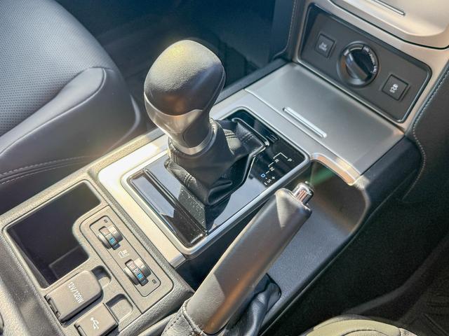 ランドクルーザープラド TX Lパッケージ マットブラックエディション メーカーOP9型ディスプレイオーディオ/Tコネクトナビ/スーパーライブサウンド/マルチテレインモニター/IGLA2セキュリティ(キーフォグ2個付属)/7人乗り/ルーフレール(ブラック)/寒冷地仕様(43枚目)