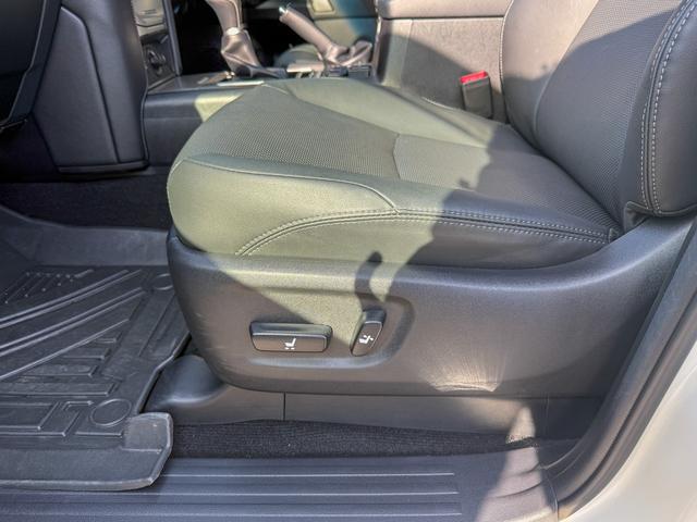 ランドクルーザープラド TX Lパッケージ マットブラックエディション メーカーOP9型ディスプレイオーディオ/Tコネクトナビ/スーパーライブサウンド/マルチテレインモニター/IGLA2セキュリティ(キーフォグ2個付属)/7人乗り/ルーフレール(ブラック)/寒冷地仕様(52枚目)