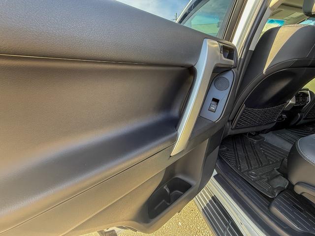 ランドクルーザープラド TX Lパッケージ マットブラックエディション メーカーOP9型ディスプレイオーディオ/Tコネクトナビ/スーパーライブサウンド/マルチテレインモニター/IGLA2セキュリティ(キーフォグ2個付属)/7人乗り/ルーフレール(ブラック)/寒冷地仕様(56枚目)