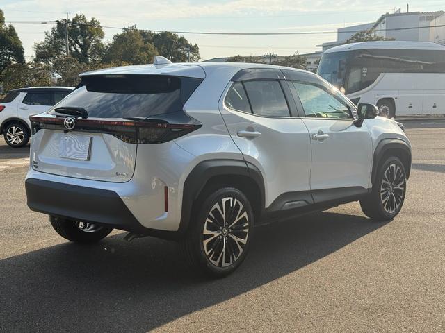 ヤリスクロス ハイブリッドＺ　トヨタチームメイトアドバンストパーク＋パノラミックビューモニター＋パーキングサポートブレーキ／ハンズフリーパワーバックドア／ブラインドスポットモニター／ディスプレイナビ／ハーフレザー／シートヒーター（8枚目）