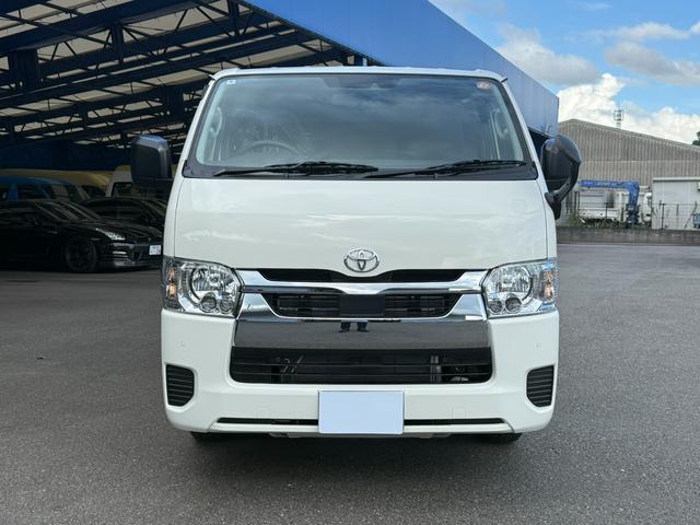 ハイエースバン 　４ＷＤ／ＧＬパッケージ／メーカーＯＰ１５インチアルミ／イージークローザー／ＬＥＤヘッドランプ／バックモニターインナーミラー／リアクーラー／リアヒーター／フロアマット（スタンダード）／サイドバイザー（3枚目）