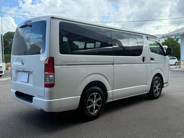 ハイエースバン 　４ＷＤ／ＧＬパッケージ／メーカーＯＰ１５インチアルミ／イージークローザー／ＬＥＤヘッドランプ／バックモニターインナーミラー／リアクーラー／リアヒーター／フロアマット（スタンダード）／サイドバイザー（7枚目）