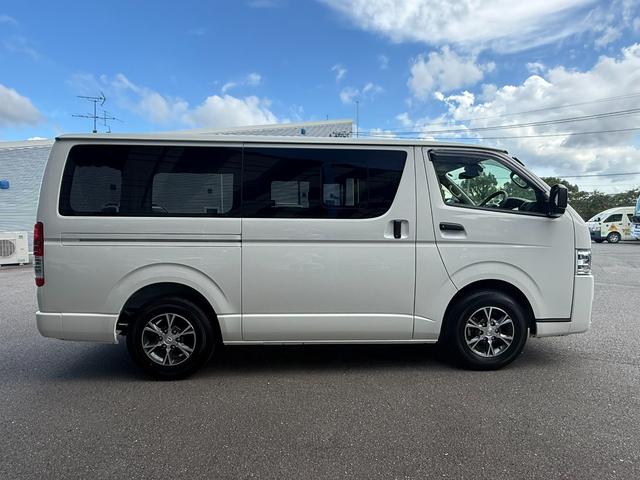 ハイエースバン 　４ＷＤ／ＧＬパッケージ／メーカーＯＰ１５インチアルミ／イージークローザー／ＬＥＤヘッドランプ／バックモニターインナーミラー／リアクーラー／リアヒーター／フロアマット（スタンダード）／サイドバイザー（8枚目）
