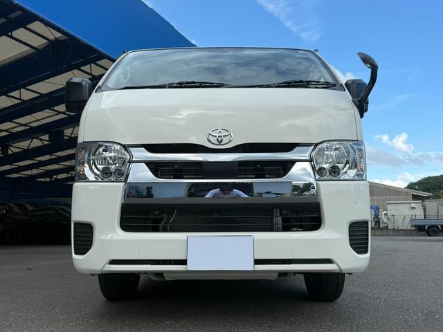 ハイエースバン 　４ＷＤ／ＧＬパッケージ／メーカーＯＰ１５インチアルミ／イージークローザー／ＬＥＤヘッドランプ／バックモニターインナーミラー／リアクーラー／リアヒーター／フロアマット（スタンダード）／サイドバイザー（11枚目）