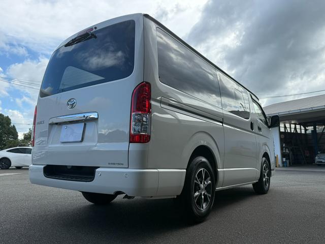 ハイエースバン 　４ＷＤ／ＧＬパッケージ／メーカーＯＰ１５インチアルミ／イージークローザー／ＬＥＤヘッドランプ／バックモニターインナーミラー／リアクーラー／リアヒーター／フロアマット（スタンダード）／サイドバイザー（15枚目）