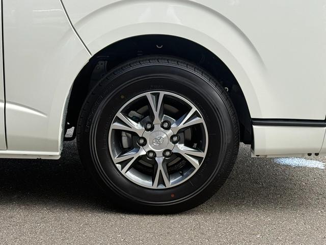 ハイエースバン 　４ＷＤ／ＧＬパッケージ／メーカーＯＰ１５インチアルミ／イージークローザー／ＬＥＤヘッドランプ／バックモニターインナーミラー／リアクーラー／リアヒーター／フロアマット（スタンダード）／サイドバイザー（16枚目）