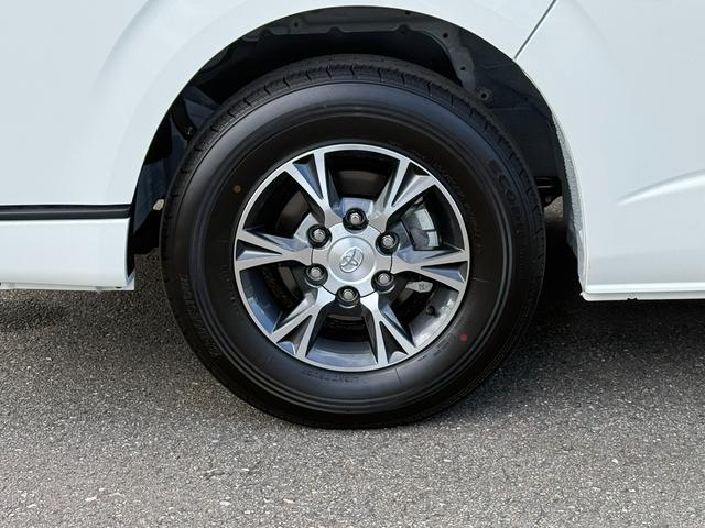 ハイエースバン 　４ＷＤ／ＧＬパッケージ／メーカーＯＰ１５インチアルミ／イージークローザー／ＬＥＤヘッドランプ／バックモニターインナーミラー／リアクーラー／リアヒーター／フロアマット（スタンダード）／サイドバイザー（17枚目）