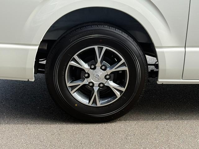 ハイエースバン 　４ＷＤ／ＧＬパッケージ／メーカーＯＰ１５インチアルミ／イージークローザー／ＬＥＤヘッドランプ／バックモニターインナーミラー／リアクーラー／リアヒーター／フロアマット（スタンダード）／サイドバイザー（19枚目）