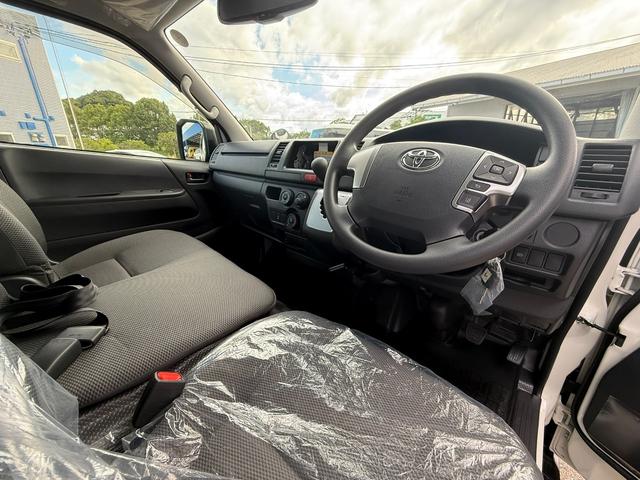ハイエースバン 　４ＷＤ／ＧＬパッケージ／メーカーＯＰ１５インチアルミ／イージークローザー／ＬＥＤヘッドランプ／バックモニターインナーミラー／リアクーラー／リアヒーター／フロアマット（スタンダード）／サイドバイザー（20枚目）