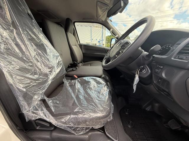 ハイエースバン 　４ＷＤ／ＧＬパッケージ／メーカーＯＰ１５インチアルミ／イージークローザー／ＬＥＤヘッドランプ／バックモニターインナーミラー／リアクーラー／リアヒーター／フロアマット（スタンダード）／サイドバイザー（21枚目）