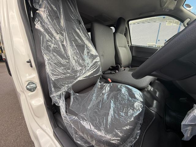 ハイエースバン 　４ＷＤ／ＧＬパッケージ／メーカーＯＰ１５インチアルミ／イージークローザー／ＬＥＤヘッドランプ／バックモニターインナーミラー／リアクーラー／リアヒーター／フロアマット（スタンダード）／サイドバイザー（22枚目）