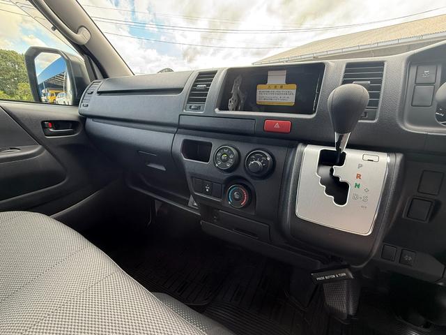 ハイエースバン 　４ＷＤ／ＧＬパッケージ／メーカーＯＰ１５インチアルミ／イージークローザー／ＬＥＤヘッドランプ／バックモニターインナーミラー／リアクーラー／リアヒーター／フロアマット（スタンダード）／サイドバイザー（27枚目）