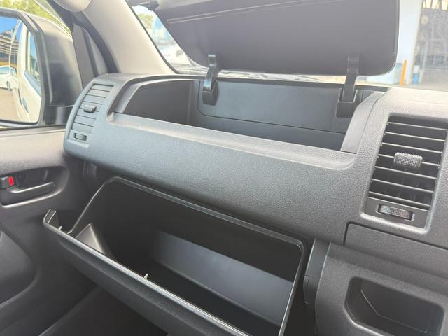 ハイエースバン 　４ＷＤ／ＧＬパッケージ／メーカーＯＰ１５インチアルミ／イージークローザー／ＬＥＤヘッドランプ／バックモニターインナーミラー／リアクーラー／リアヒーター／フロアマット（スタンダード）／サイドバイザー（28枚目）