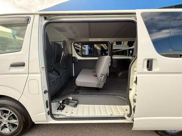ハイエースバン 　４ＷＤ／ＧＬパッケージ／メーカーＯＰ１５インチアルミ／イージークローザー／ＬＥＤヘッドランプ／バックモニターインナーミラー／リアクーラー／リアヒーター／フロアマット（スタンダード）／サイドバイザー（30枚目）