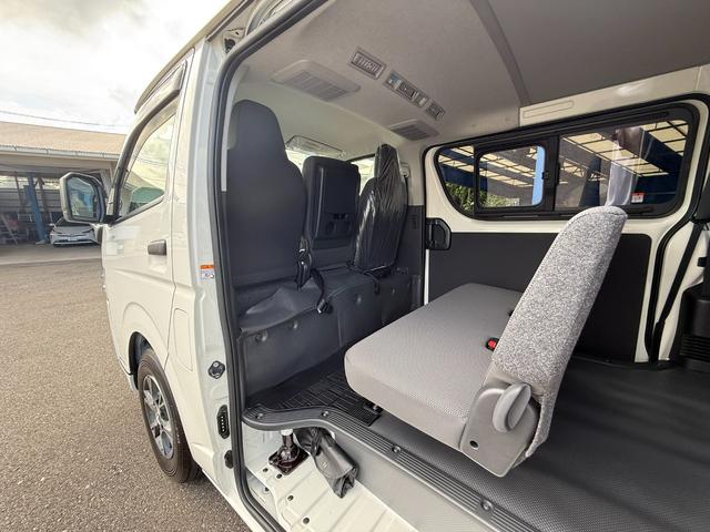 ハイエースバン 　４ＷＤ／ＧＬパッケージ／メーカーＯＰ１５インチアルミ／イージークローザー／ＬＥＤヘッドランプ／バックモニターインナーミラー／リアクーラー／リアヒーター／フロアマット（スタンダード）／サイドバイザー（31枚目）