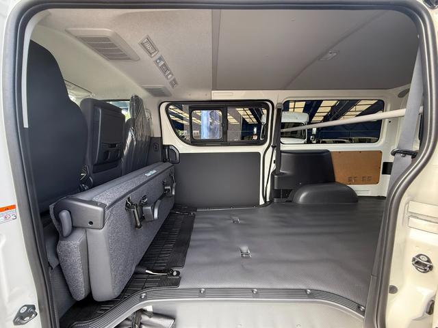ハイエースバン 　４ＷＤ／ＧＬパッケージ／メーカーＯＰ１５インチアルミ／イージークローザー／ＬＥＤヘッドランプ／バックモニターインナーミラー／リアクーラー／リアヒーター／フロアマット（スタンダード）／サイドバイザー（33枚目）