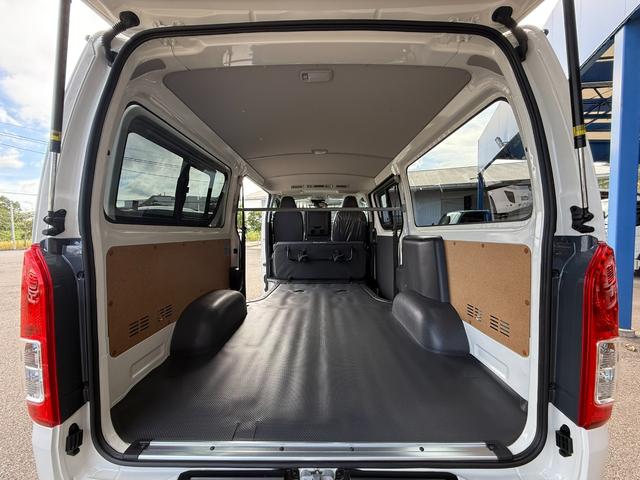 ハイエースバン 　４ＷＤ／ＧＬパッケージ／メーカーＯＰ１５インチアルミ／イージークローザー／ＬＥＤヘッドランプ／バックモニターインナーミラー／リアクーラー／リアヒーター／フロアマット（スタンダード）／サイドバイザー（34枚目）