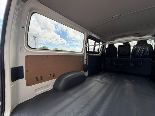 ハイエースバン 　４ＷＤ／ＧＬパッケージ／メーカーＯＰ１５インチアルミ／イージークローザー／ＬＥＤヘッドランプ／バックモニターインナーミラー／リアクーラー／リアヒーター／フロアマット（スタンダード）／サイドバイザー（35枚目）