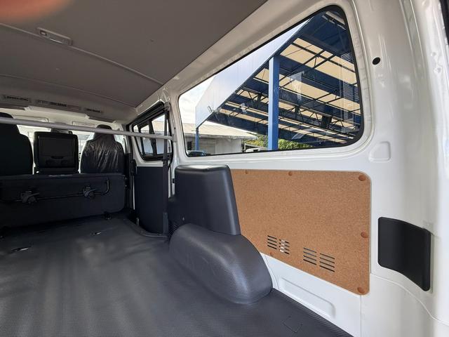ハイエースバン 　４ＷＤ／ＧＬパッケージ／メーカーＯＰ１５インチアルミ／イージークローザー／ＬＥＤヘッドランプ／バックモニターインナーミラー／リアクーラー／リアヒーター／フロアマット（スタンダード）／サイドバイザー（36枚目）