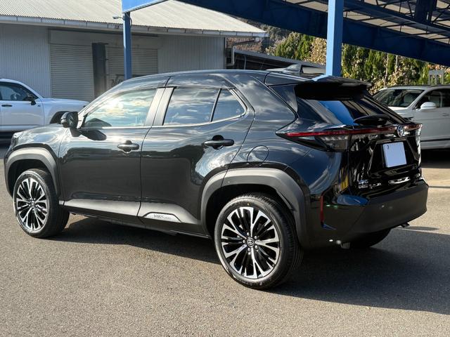 ヤリスクロス ハイブリッドＺ　トヨタチームメイトアドバンストパーク＋パノラミックビューモニター＋パーキングサポートブレーキ／ハンズフリーパワーバックドア／ブラインドスポットモニター／ディスプレイナビ／前席シートヒーター／ＥＴＣ（5枚目）