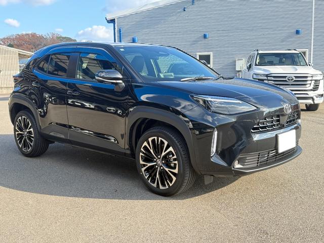 ヤリスクロス ハイブリッドＺ　トヨタチームメイトアドバンストパーク＋パノラミックビューモニター＋パーキングサポートブレーキ／ハンズフリーパワーバックドア／ブラインドスポットモニター／ディスプレイナビ／前席シートヒーター／ＥＴＣ（8枚目）