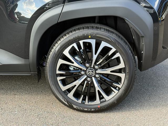 ヤリスクロス ハイブリッドＺ　トヨタチームメイトアドバンストパーク＋パノラミックビューモニター＋パーキングサポートブレーキ／ハンズフリーパワーバックドア／ブラインドスポットモニター／ディスプレイナビ／前席シートヒーター／ＥＴＣ（10枚目）