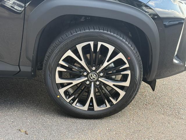 ヤリスクロス ハイブリッドＺ　トヨタチームメイトアドバンストパーク＋パノラミックビューモニター＋パーキングサポートブレーキ／ハンズフリーパワーバックドア／ブラインドスポットモニター／ディスプレイナビ／前席シートヒーター／ＥＴＣ（12枚目）