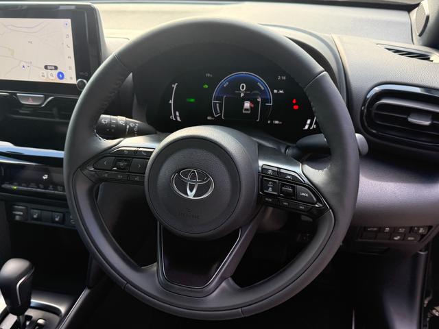 ヤリスクロス ハイブリッドＺ　トヨタチームメイトアドバンストパーク＋パノラミックビューモニター＋パーキングサポートブレーキ／ハンズフリーパワーバックドア／ブラインドスポットモニター／ディスプレイナビ／前席シートヒーター／ＥＴＣ（17枚目）