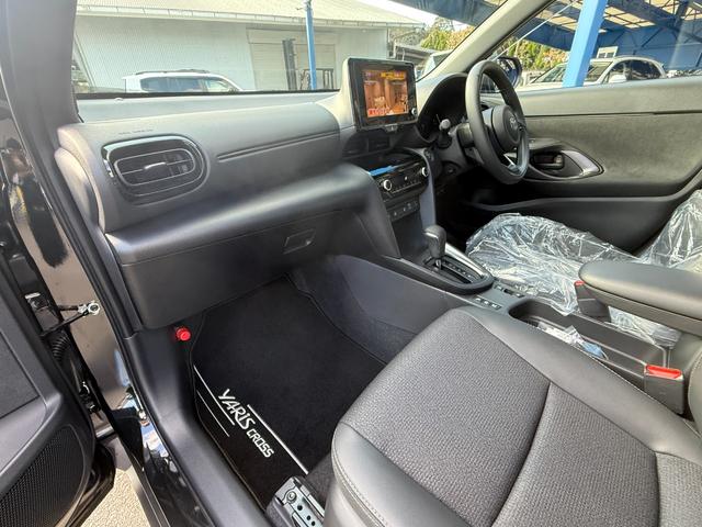 ヤリスクロス ハイブリッドＺ　トヨタチームメイトアドバンストパーク＋パノラミックビューモニター＋パーキングサポートブレーキ／ハンズフリーパワーバックドア／ブラインドスポットモニター／ディスプレイナビ／前席シートヒーター／ＥＴＣ（28枚目）