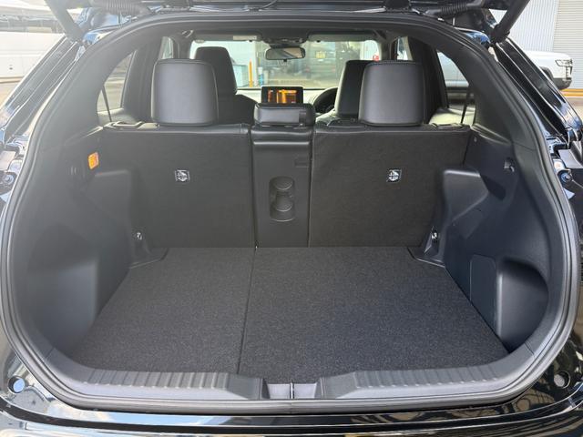 ヤリスクロス ハイブリッドＺ　トヨタチームメイトアドバンストパーク＋パノラミックビューモニター＋パーキングサポートブレーキ／ハンズフリーパワーバックドア／ブラインドスポットモニター／ディスプレイナビ／前席シートヒーター／ＥＴＣ（32枚目）