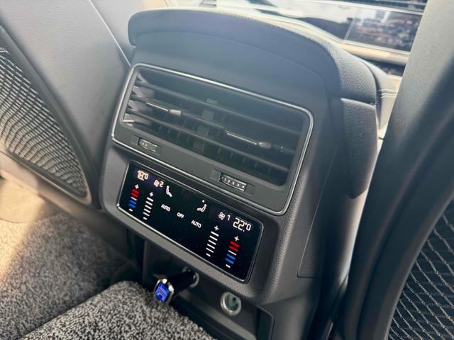 Ｑ８ ５５ＴＦＳＩクワトロ　デビューパッケージＳライン　マトリクスＬＥＤヘッドライト　純正２２インチＡＷ　ＢａｎｇＯｌｕｆｓｅｎサウンド　フロントリップ　ブラックアウト　純正ナビ／フルセグ　全方向カメラ　コンフォートアシスタンスＰＫＧ　４ＷＤ　衝突被害軽減（24枚目）