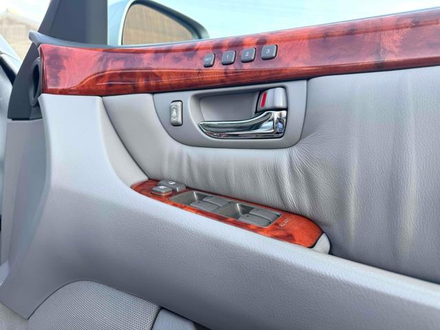 セルシオ ｅＲ仕様　サンルーフ　本革　ドライブレコーダー　クリアランスソナー　オートクルーズコントロール　バックカメラ　ナビ　アルミホイール　ＨＩＤ　ＡＴ　シートヒーター　スマートキー　電動格納ミラー　盗難防止システム（8枚目）