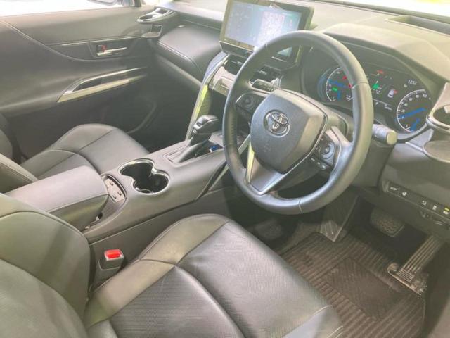 ハリアーハイブリッド Ｚレザーパッケージ　新品タイヤ／ＪＢＬ／保証書／ディスプレイオーディオ＋ナビ１２．３インチ／デジタルインナーミラー／衝突安全装置／シートエアコン／パノラミックビューモニター／車線逸脱防止支援システム／シート　合皮　禁煙車（5枚目）