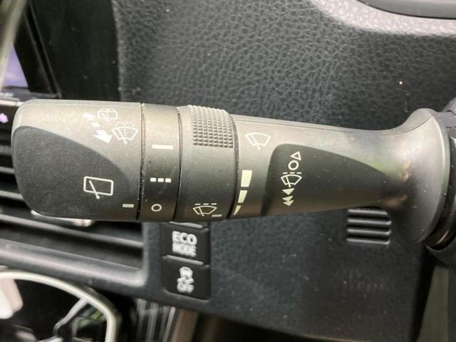 エスクァイア Ｇｉプレミアムパッケージブラックテーラード　新品タイヤ／社外　９インチ　ＳＤナビ／フリップダウンモニター／トヨタセーフティセンス／シートヒーター　前席／車線逸脱防止支援システム／シート　ハーフレザー／ドライブレコーダー　前後　バックカメラ（18枚目）