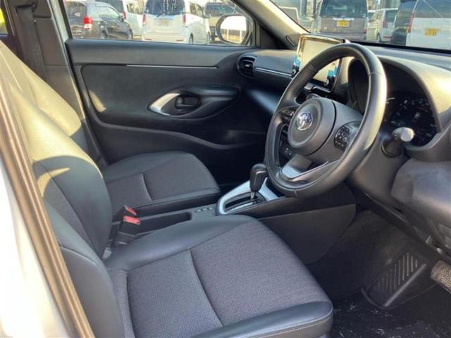 ヤリスクロス ハイブリッドＺ　新品タイヤ／ディスプレイオーディオ８インチ／トヨタセーフティセンス／シートヒーター　前席／パノラミックビューモニター／車線逸脱防止支援システム／シート　ハーフレザー／ヘッドランプ　ＬＥＤ　全周囲カメラ（5枚目）