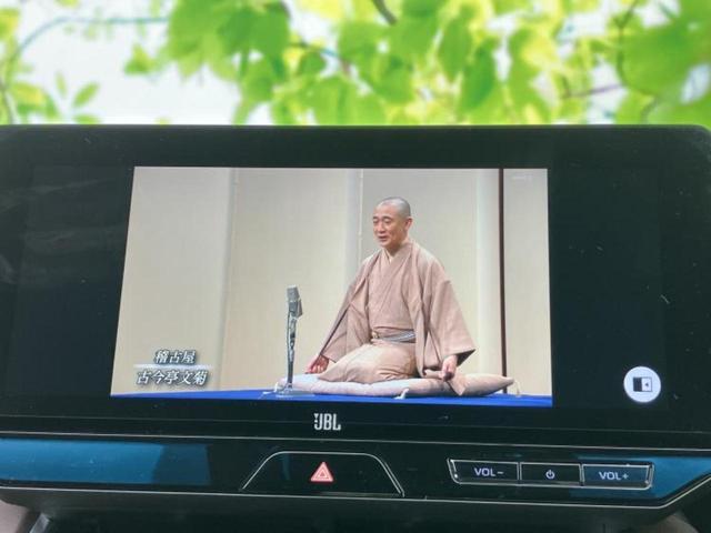 ハリアーハイブリッド Ｚレザーパッケージ　新品タイヤ／保証書／純正　ＳＤナビ／デジタルインナーミラー／衝突安全装置／シートヒーター　前席／パノラミックビューモニター／車線逸脱防止支援システム／シート　合皮／電動バックドア　衝突被害軽減システム（12枚目）