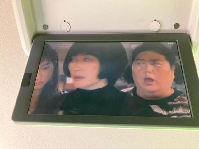 セレナ ハイウェイスターＶセレクション　新品タイヤ／保証書／純正　９インチ　ＳＤナビ／後席モニター　純正　９インチ／衝突安全装置／両側電動スライドドア／アラウンドビューモニター／車線逸脱防止支援システム／ドライブレコーダー　社外　ＤＶＤ再生（12枚目）