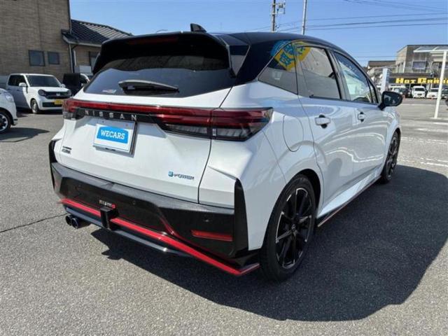 オーラ ニスモ　新品タイヤ／純正エアロ／保証書／純正　８インチ　ＳＤナビ／インテリジェントルームミラー／衝突安全装置／全方位モニター／車線逸脱防止支援システム／プロパイロット／ドライブレコーダー　前後　全周囲カメラ（3枚目）