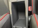 小物を整理できる収納スペース。ドライブ中の必需品をすっきりと収納できます。車内空間を有効活用できる便利な機能です。