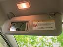 遮光性に優れたサンバイザーは、日差しを遮り、安全な運転をサポートします。明るい室内空間を確保しながら、快適なドライブをお楽しみいただけます。