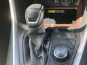 スムーズな操作感のシフトレバー。直感的に操作でき、運転の楽しさを高めます。ドライブモード切り替えも可能です。