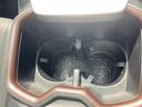 ドリンクホルダーも完備しており、飲み物を安定して置けます。運転中の水分補給も手軽に行えます。