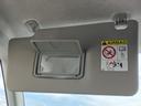 サンバイザーに備えられたミラーは、運転前の身だしなみチェックに役立ちます。安全運転をサポートする、ドライバーの頼れる相棒です。