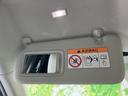 サンバイザー裏の注意書きは、安全運転のために必ず確認してください。エアバッグに関する重要な情報が記載されていますので、しっかり目を通しましょう。