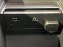 HDMI、USB、12V電源を装備し、様々なデバイスを接続できます。長距離ドライブや移動時間も快適に過ごせる、便利な機能が満載です。