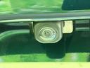 後方確認をサポートするカメラが、車両後部にスマートに組み込まれています。駐車時の安全性向上に貢献。狭い場所でも安心して運転できます。